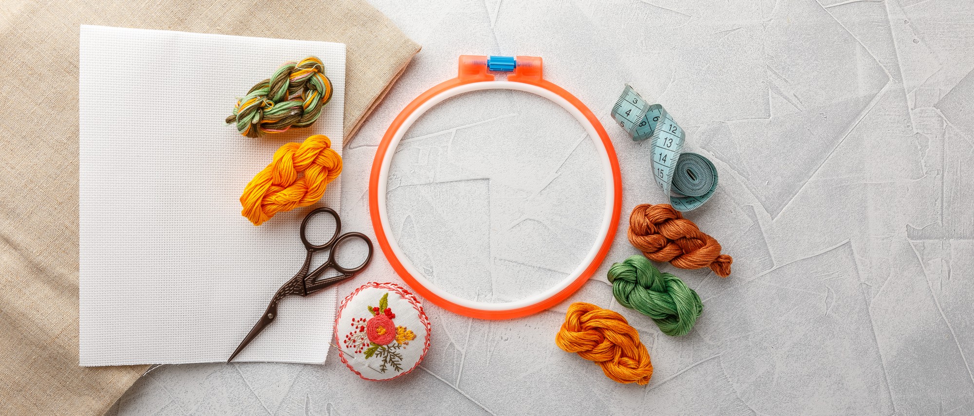 kit di ricamo con fili e telaio